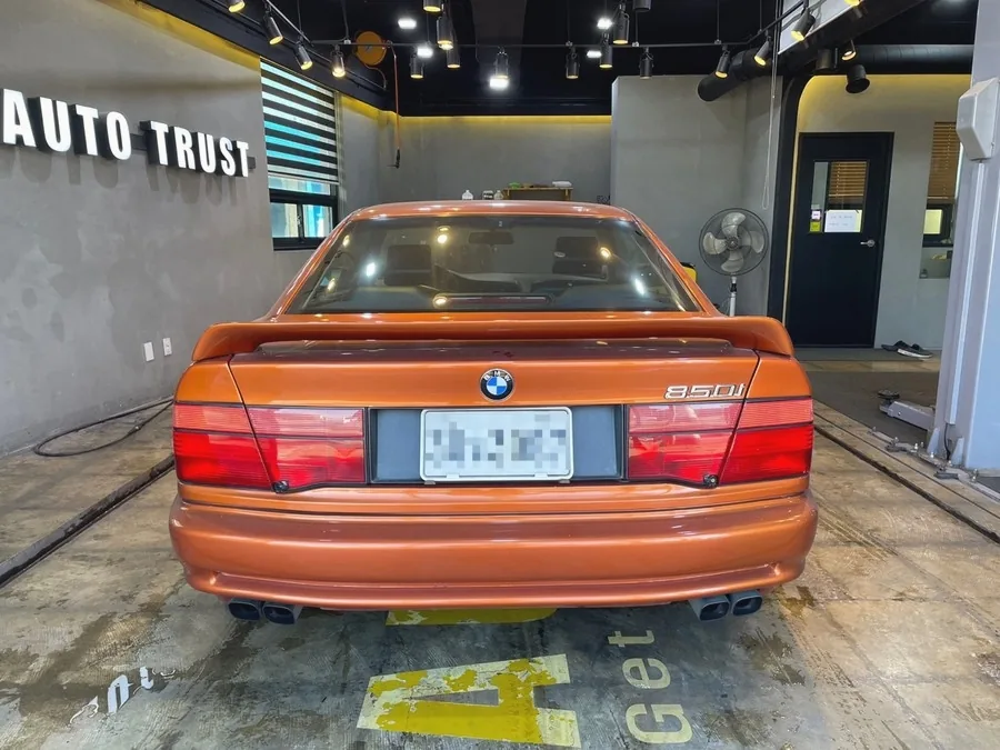 근데 사장님이 차량 가까이서 꼼꼼히 살펴보시더니 표정이 달라지셨습니다.