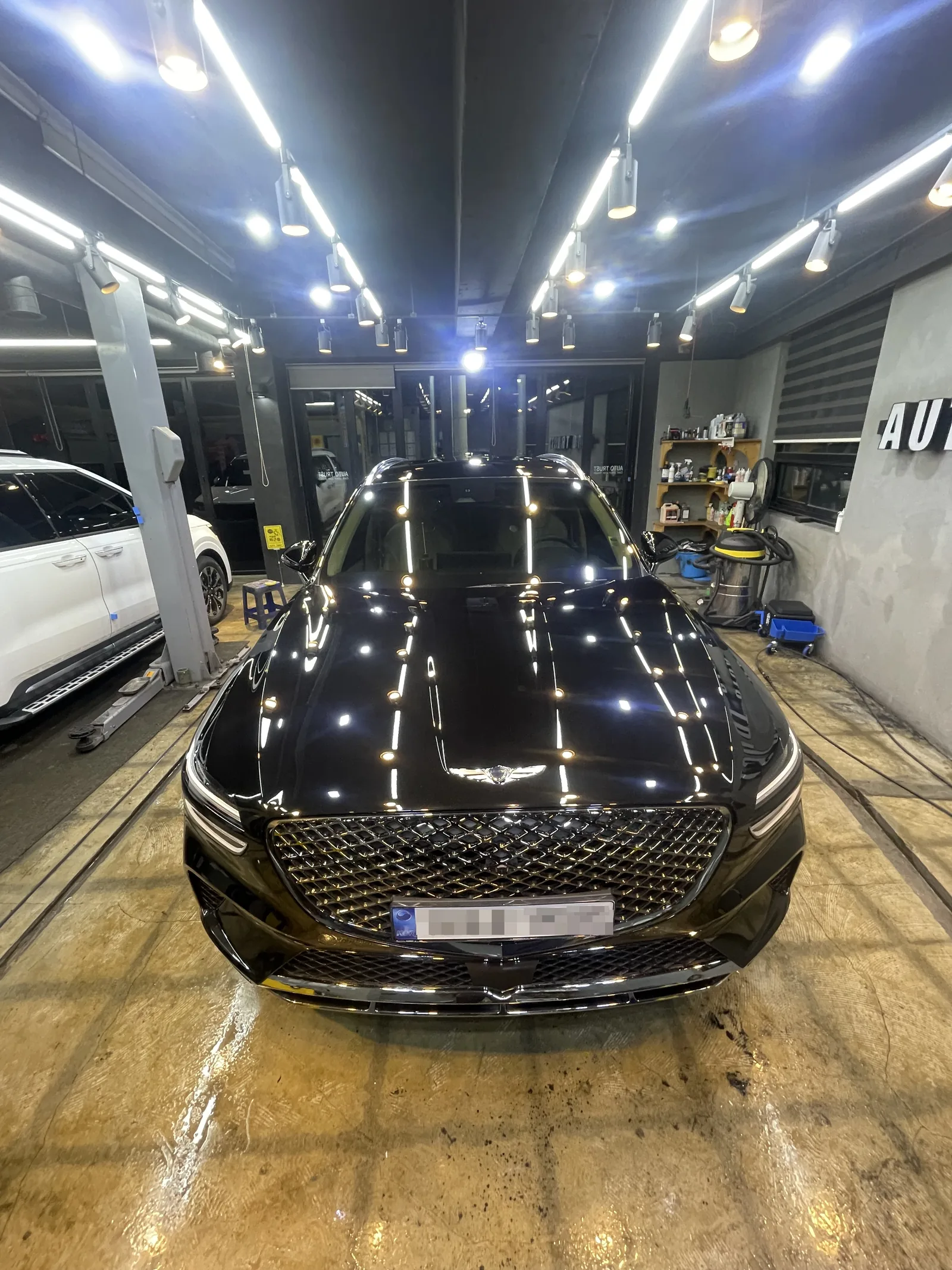 사이드 스커트 아래쪽까지 왁스와 마이크로화이버로 마무리 와이핑을 해주셨습니다.