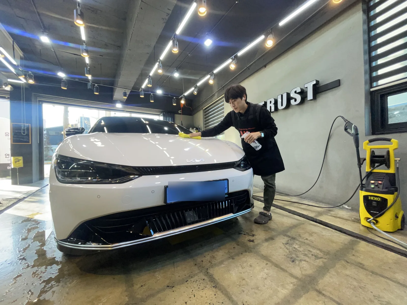 대표님은 자동차 보수 도장과 광택 분야에서 17년간 교육에 참여하셨고 전국기능경기대회 심사위원으로도 활동하셨…