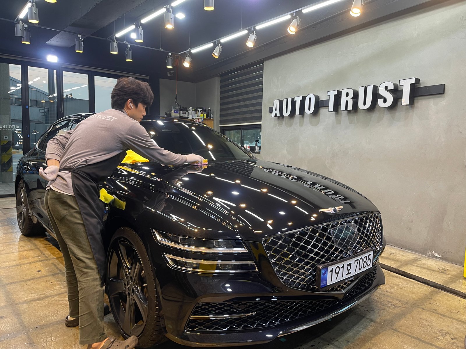 도포가 끝난 부위는 일정 시간 그대로 두어 코팅제가 도장면에 스며들도록 하셨습니다.