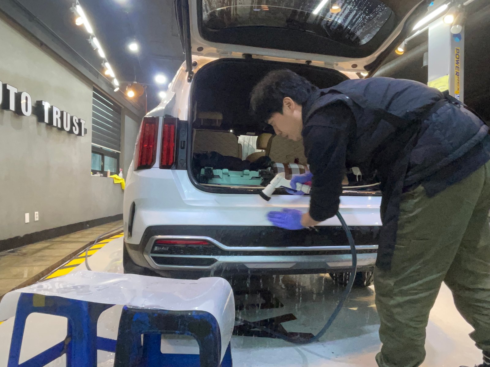 여러 업체를 알아보다가 오토트러스트를 선택한 이유는 자동차 보수 도장 및 광택 분야에서 17년간 교육에 참여…