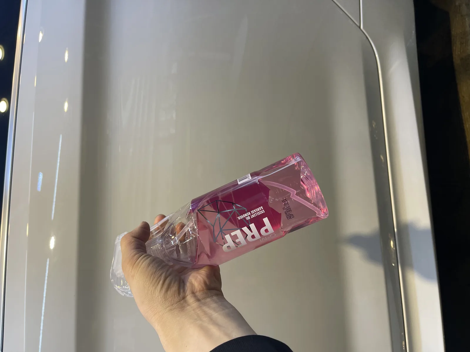 후드 라인 마스킹을 마무리하고, 전용 제품을 스프레이로 뿌려가며 마무리 작업을 이어가셨다고 합니다.