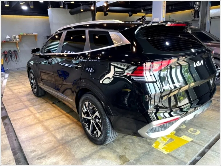 뒷모습 전체를 보니 KIA와 SPORTAGE 레터링이 선명했습니다.