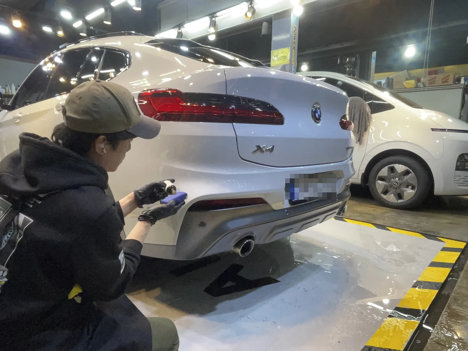 전면 BMW 엠블럼 앞으로 코팅제와 보증서가 나란히 놓인 장면이 이어졌습니다.