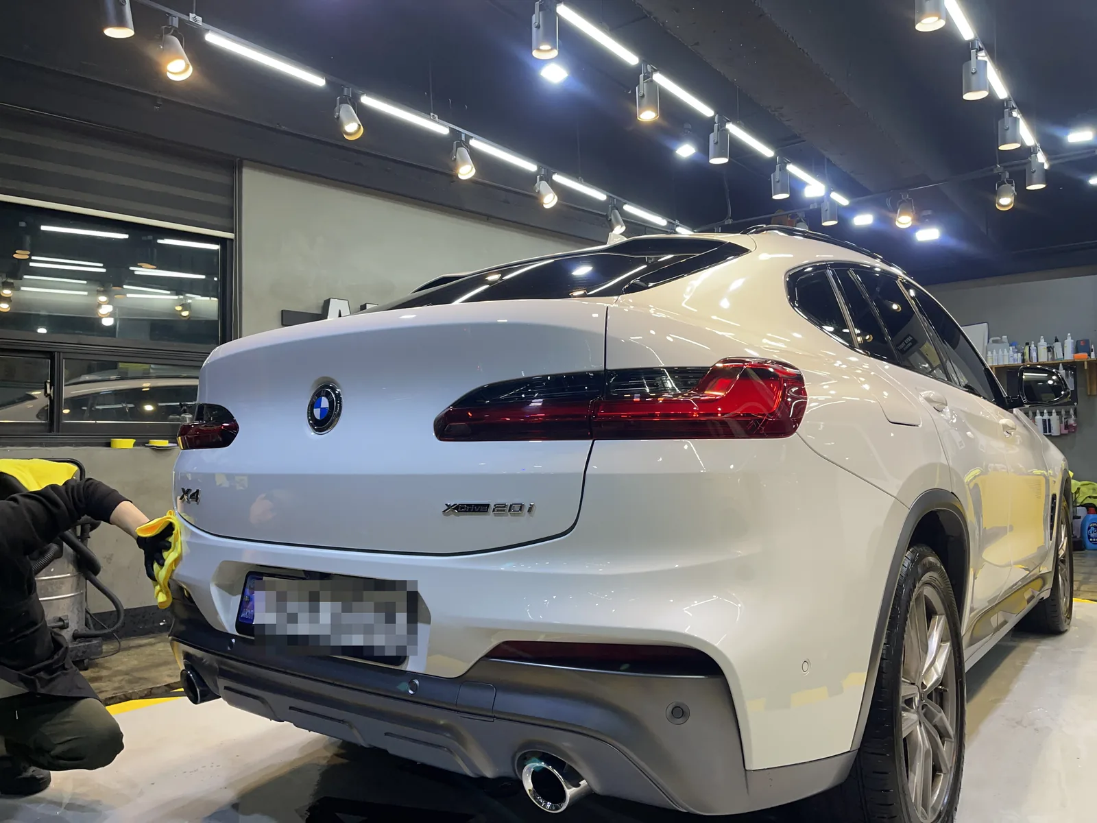 리어 전체를 클로즈업으로 담았는데 BMW 로고와 X4, xDrive20i 배지가 한 프레임에 다 잡혔습니다.